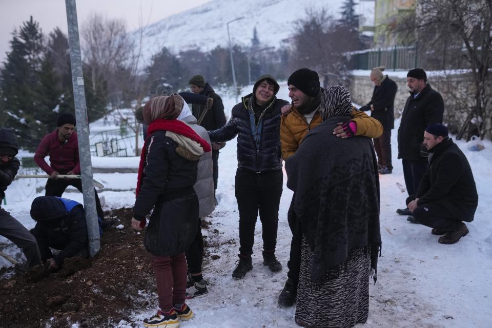 ARCHIVO - Familiares y amigos de la refugiada siria Naziha Al-Ahmad la entierran en un cementerio tras su muerte en un terremoto en Elbistan, en el sureste de Turquía, el viernes 10 de febrero de 2023. (AP Foto/Francisco Seco, Archivo)