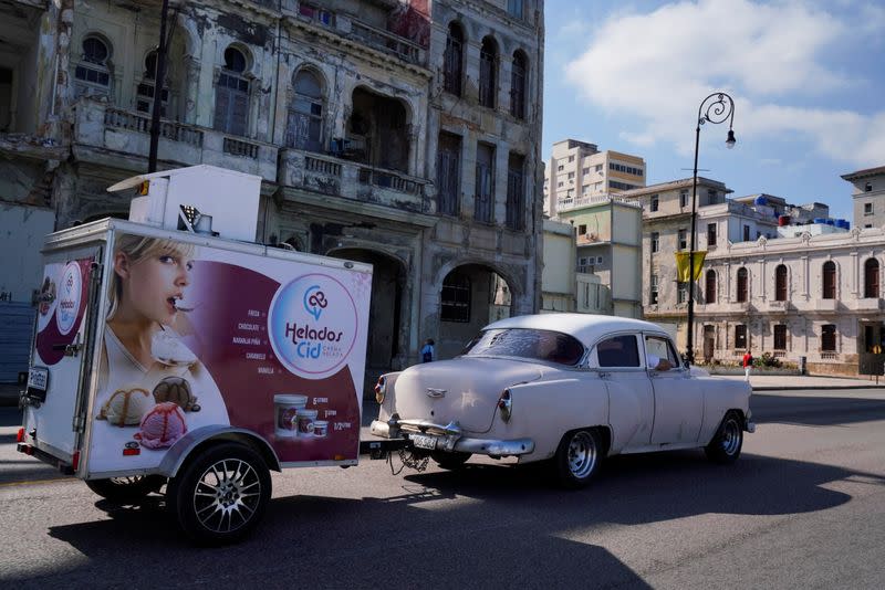 Un trabajador de entregas conduce un camión con los helados Cid, una pequeña firma de de los hermanos Henry y Yendri García, en La Habana, Cuba. Diciembre 6, 2021. REUTERS/Natalia Favre