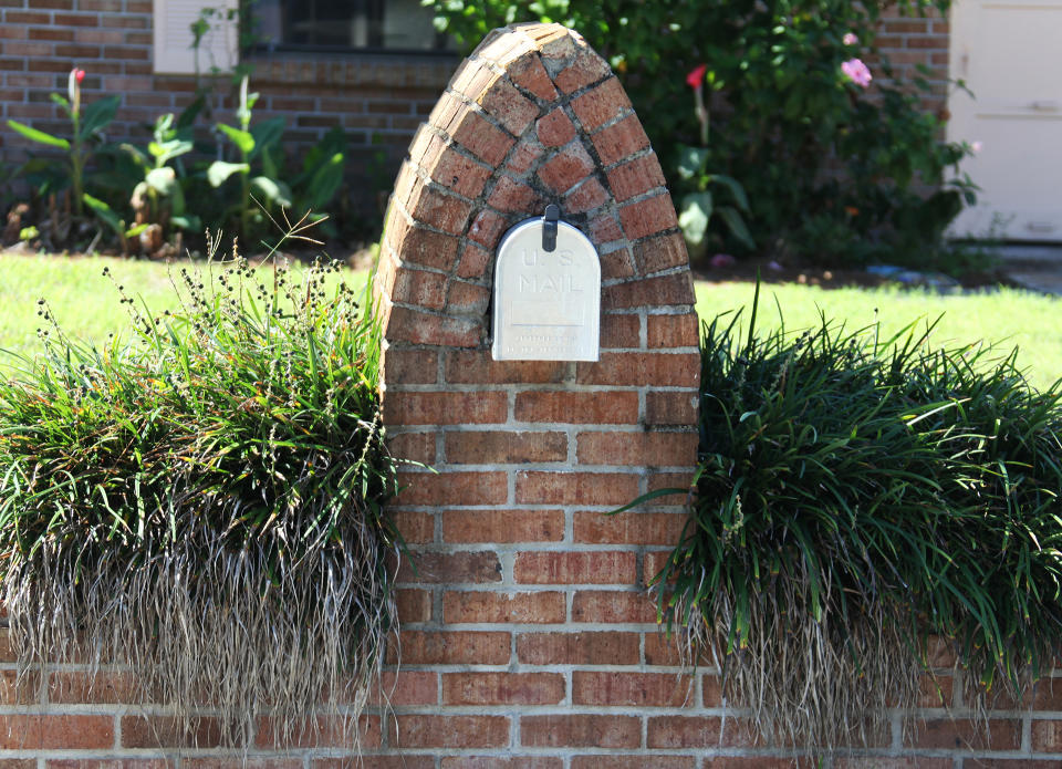 Integrate your mail box into your garden wall