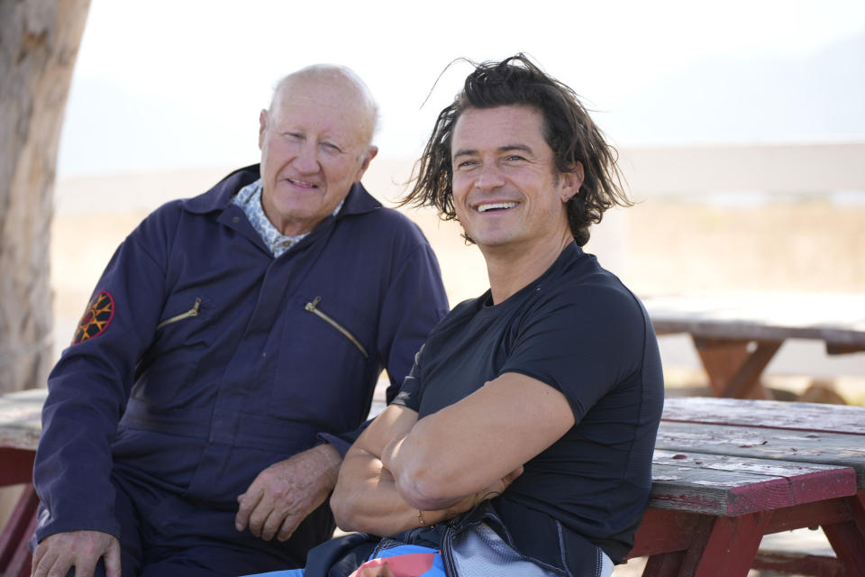 Esta imagen publicada por Peacock muestra a Chris Copeland, izquierda, y Orlando Bloom en un episodio de la serie de televisión "Orlando Bloom: To the Edge". (Casey Durkin/Peacock via AP)