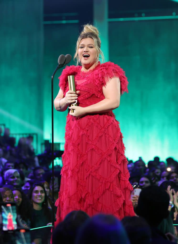 fans are losing it over kelly clarkson's new look going viral on tiktok