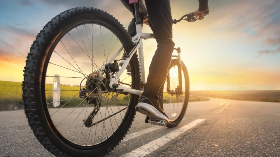 騎腳踏車可以消耗的卡路里較多。（示意圖／shutterstock達志影像） 