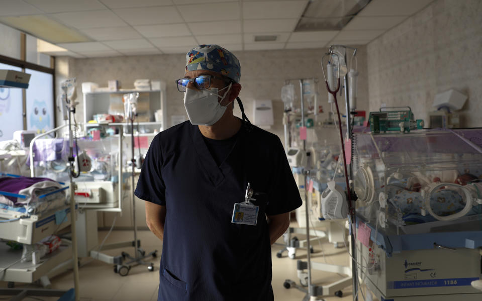 El pediatra Hugo Tejerina se encuentra en la unidad de cuidados intensivos de la sala de maternidad del Hospital de Mujeres en La Paz, Bolivia, el jueves 13 de agosto de 2020. Tejerina dijo que las reservas de oxígeno para los bebés casi se agotaron el fin de semana pasado debido a bloqueos a nivel nacional por parte de partidarios del partido del expresidente Evo Morales que objeta el reciente aplazamiento de las elecciones. (AP Foto/Juan Karita)