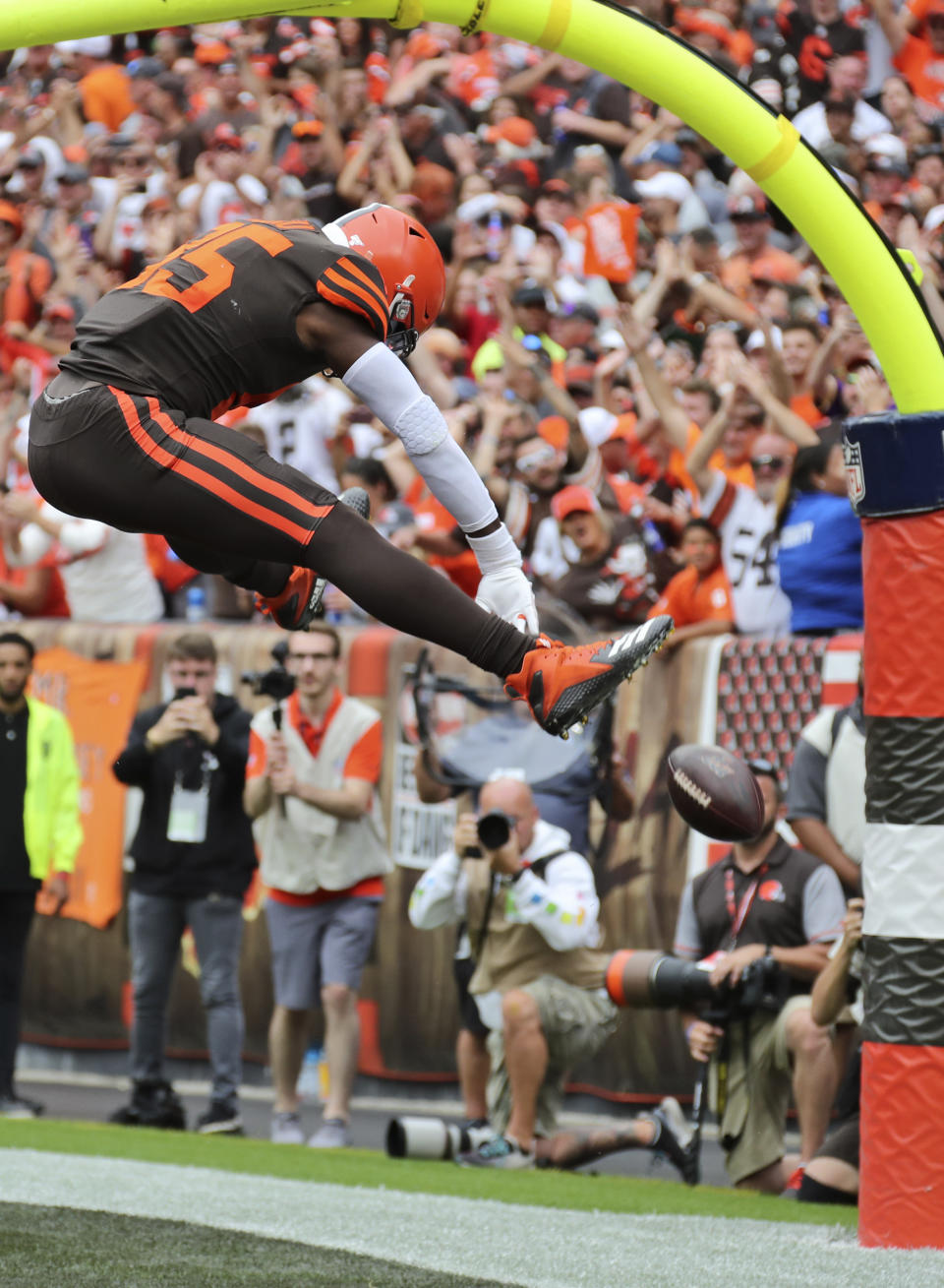 Cleveland Browns tight end David Njoku celebrates after scoring a 3-yard touchdown during the second half in an NFL football game against the Tennessee Titans, Sunday, Sept. 8, 2019, in Cleveland. (AP Photo/Ron Schwane)