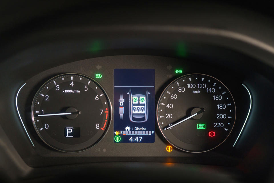 儀錶雖採用較傳統的雙圓環設計，但中央鑲嵌有4.2吋彩色液晶螢幕，可顯示豐富的行車資訊。