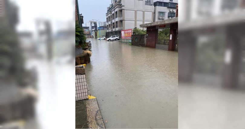  八里上周小時累積雨量達83.5mm，文心街和忠四街更被豪雨淹沒，馬路幾乎成為河流。（圖／讀者提供）