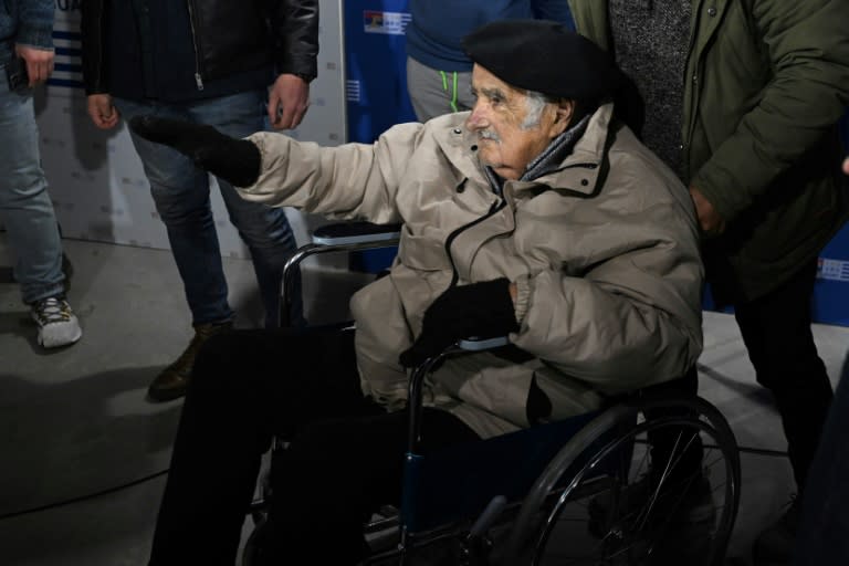 El expresidente uruguayo José Mujica llega a un acto político en la sede de la coalición de izquierda Frente Amplio, en Montevideo, el 27 de agosto de 2024, su aparición pública más reciente. (Pablo PORCIUNCULA)