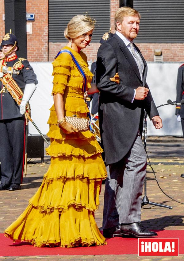 pegatina grandioso a nombre de Amarillo y de volantes: Máxima brilla con su primer vestido de gala en 7  meses