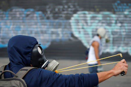 Opposition supporters clash with security forces during a rally against Venezuela's President Nicolas Maduro in Caracas, Venezuela, April 26, 2017. REUTERS/Carlos Garcia Rawlins