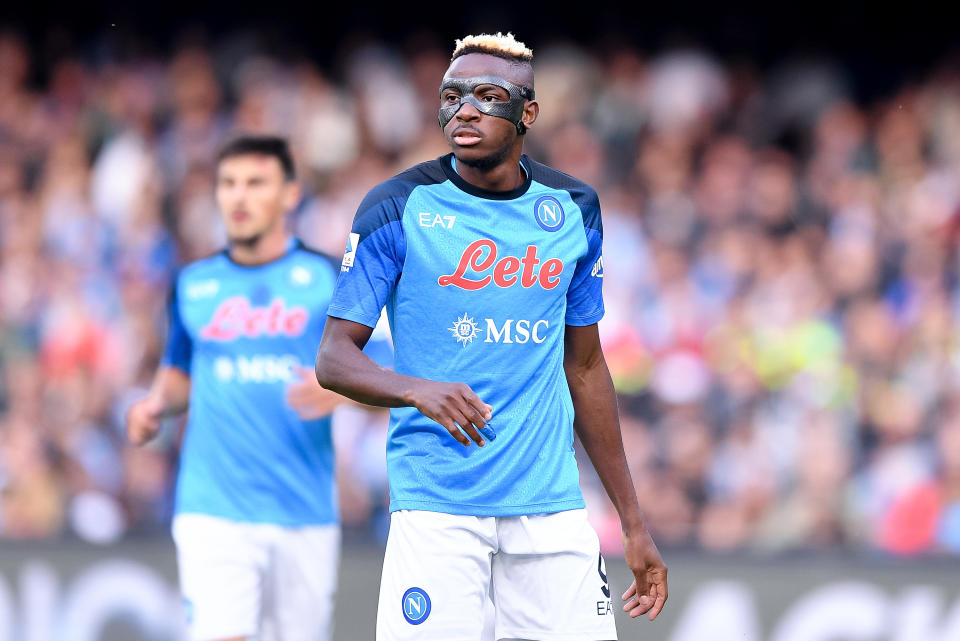 Victor Osimhen del SSC Napoli observa durante el partido de la Serie A entre el SSC Napoli y el Udinese Calcio en el Stadio Diego Armando Maradona, Nápoles, Italia, el 12 de noviembre de 2022. (Foto de Giuseppe Maffia/NurPhoto a través de Getty Images)