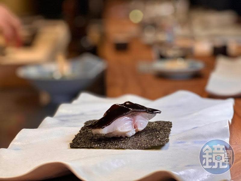 「秋日和」端出鯖魚壽司，加上自製昆布與海苔一起享用。