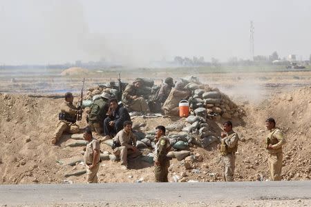 Volunteers with Kurdish peshmerga forces clash with Islamic State militants in the town of Daquq, south of Kirkuk, September 30, 2014. REUTERS/Ako Rasheed