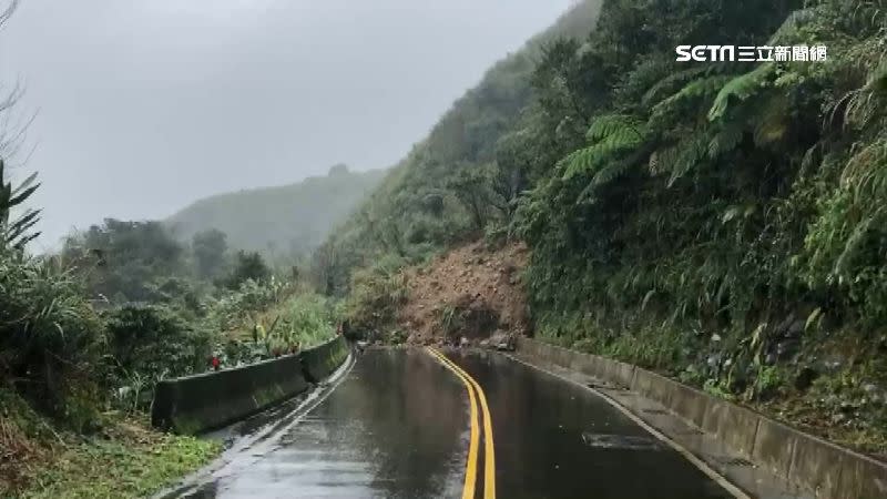 連日豪雨引發土石崩落，道路遭到阻斷。