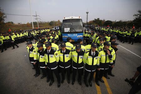 A bus transporting members of an anti-North Korean civic group is surrounded by South Korean policemen near the demilitarized zone separating the two Koreas, in Paju October 25, 2014. REUTERS/Kim Hong-Ji