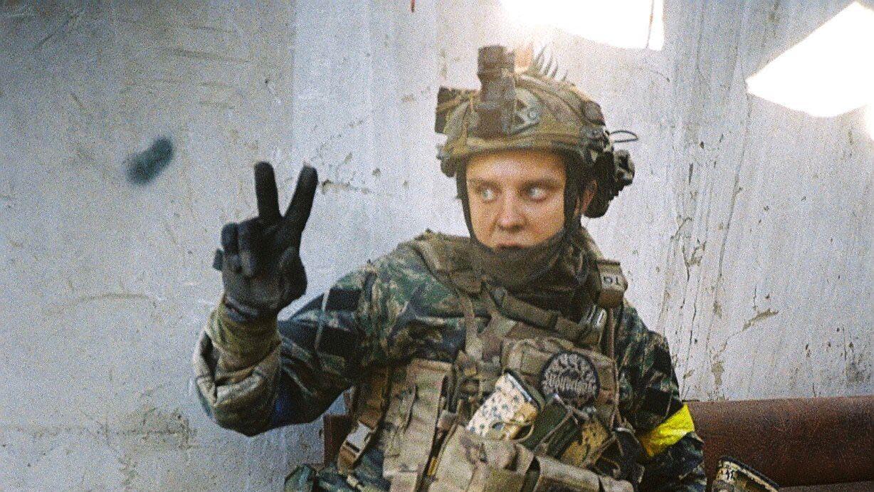 Untrained Ukrainian soldier makes peace sign on camera