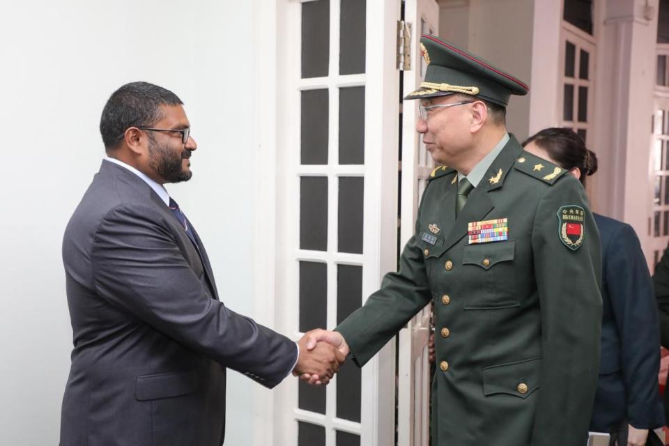 2024年3月4日，馬爾地夫國防部發布與中國軍方代表來訪、簽署協議的照片。翻攝推特@MoDmv