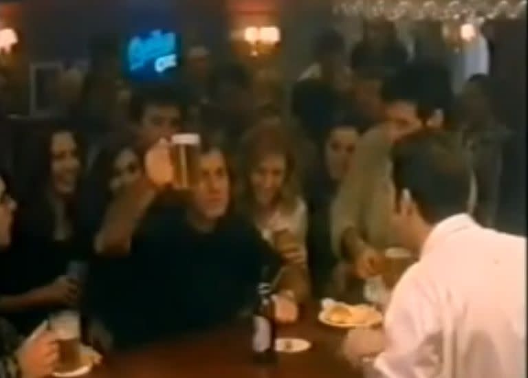 Guillermo Vilas en la publicidad del lanzamiento de la cerveza light, en 1997