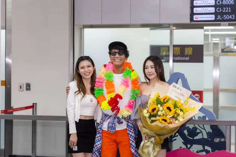傳奇AV男優加藤鷹引退10後再訪台灣，SWAG女優可可、央央到機場接機。翻攝畫面