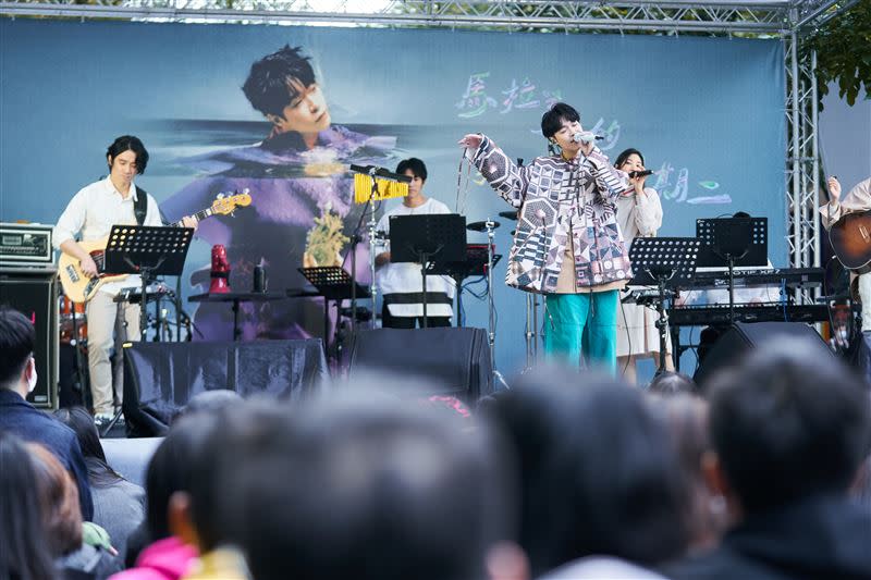 吳青峰戶外沙龍演唱會，擠滿三千人朝聖。（圖／ 環球音樂提供）