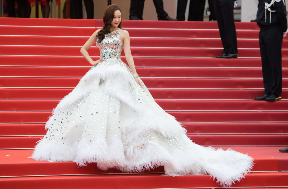 Die englische Schauspielerin sorgte für einen Wow-Moment auf dem roten Teppich – kein Wunder bei diesem atemberaubenden Kleid mit meterlanger Schleppe und viel Bling Bling.