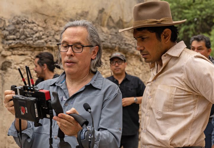 Rodrigo Prieto con Tenoch Huerta quien interpreta a Juan Preciado en la película Pedro Páramo. Foto: Juan Rosas / Netflix