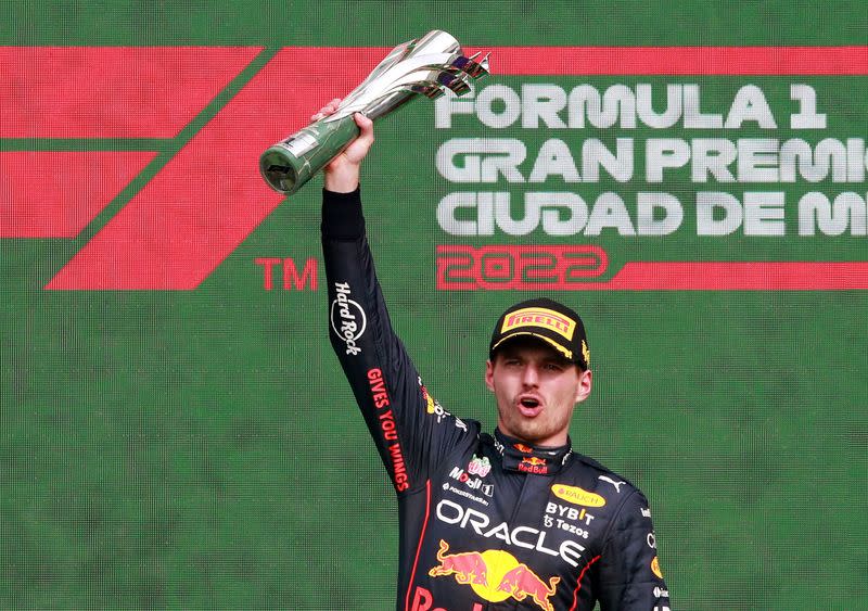 Max Verstappen alza el trofeo de campeón en el podio tras ganar el Gran Premio de la Ciudad de México