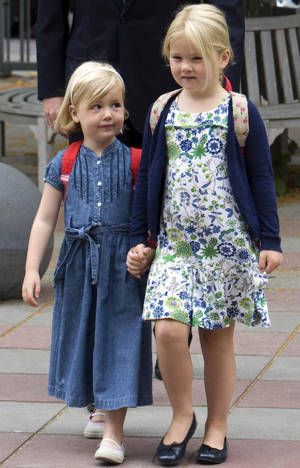 Mit der großen Schwester an der Hand kann ja gar nichts schief gehen! Für ihren ersten Schultag in der Bloemcamp-Schule in Wassenaar hat sich Prinzessin Alexia (li.) die beste Unterstützung geholt: ihre große Schwester Amalia.