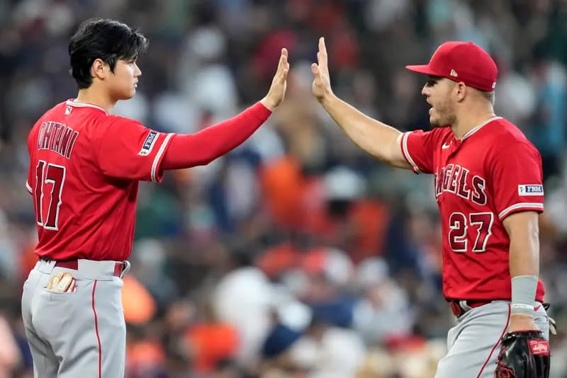 ▲大谷翔平（左）發布結婚喜訊，前天使隊友「神鱒」楚奧特（Mike Trout）（右）也留言祝賀。(圖／美聯社／達志影像)