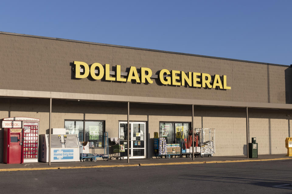 Dollar General is selling produce in 5,000 stores. Here's why it matters. (Getty Creative)