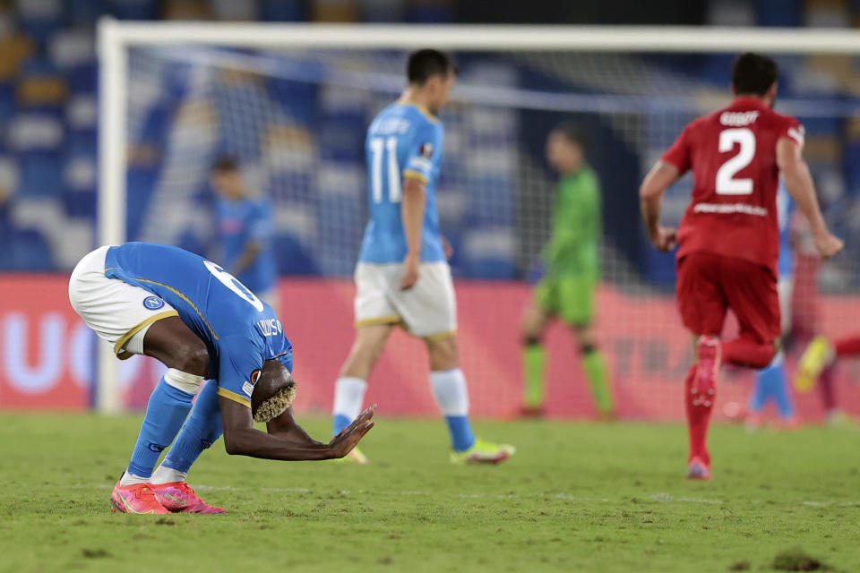 Victor Osimhen, del Napoli, se lamenta durante un encuentro de la Liga Europa ante el Spartak de Moscú, el jueves 30 de septiembre de 2021 (Alessandro Garofalo/ LaPresse via AP)