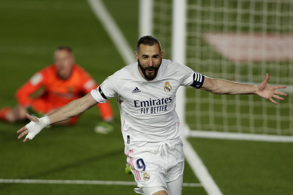 El francés Karim Benzema festeja luego de abrir el marcador en el clásico ante el Barcelona, el sábado 10 de abril de 2021, en La Liga española (AP Foto/Manu Fernández)