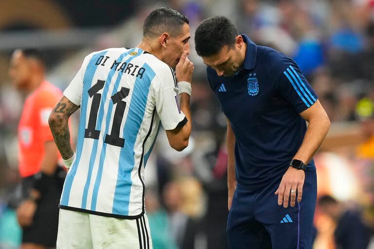 Ángel Di María y Lionel Scaloni durante la final del Mundial Qatar 2022 ante Francia