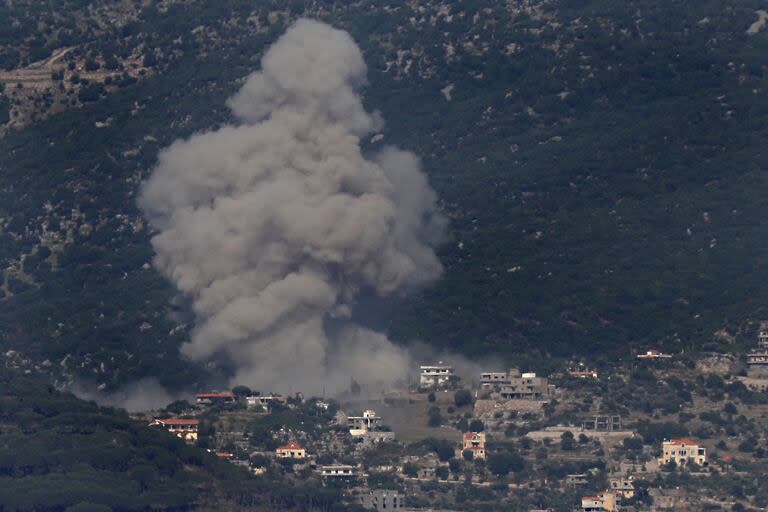 Una nube de humo negro se alza luego de un ataque aéreo israelí en Kafar Hamam, un poblado en el sur de Líbano (Archivo)