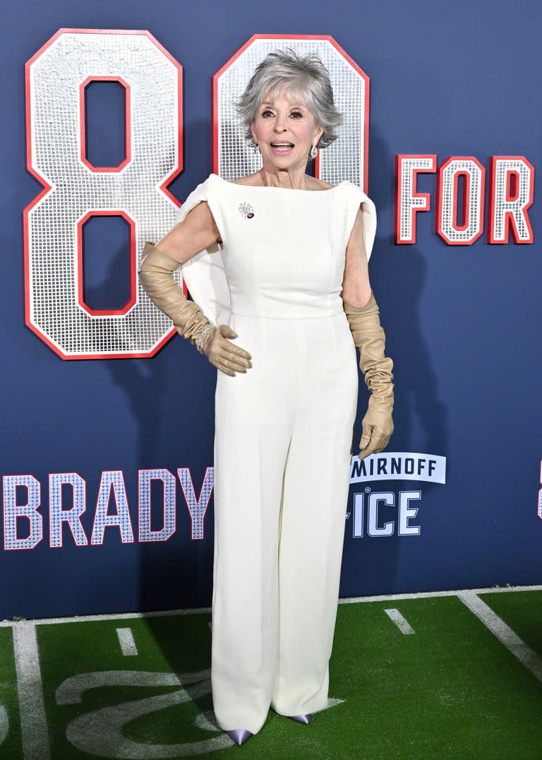 A sus 91 años, Rita Moreno deslumbró luciendo su figura con un mono blanco que acompañó de guantes largos en cuero camel