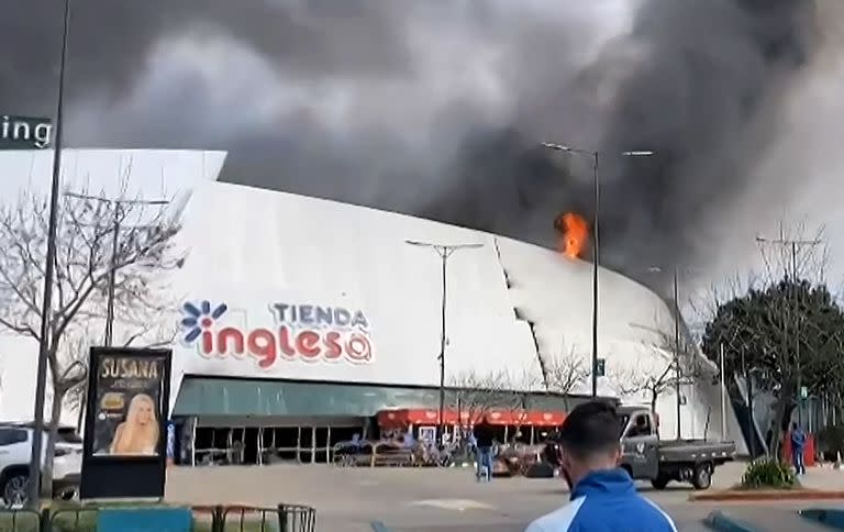 El incendio en el supermercado Tienda Inglesa de Punta del Este