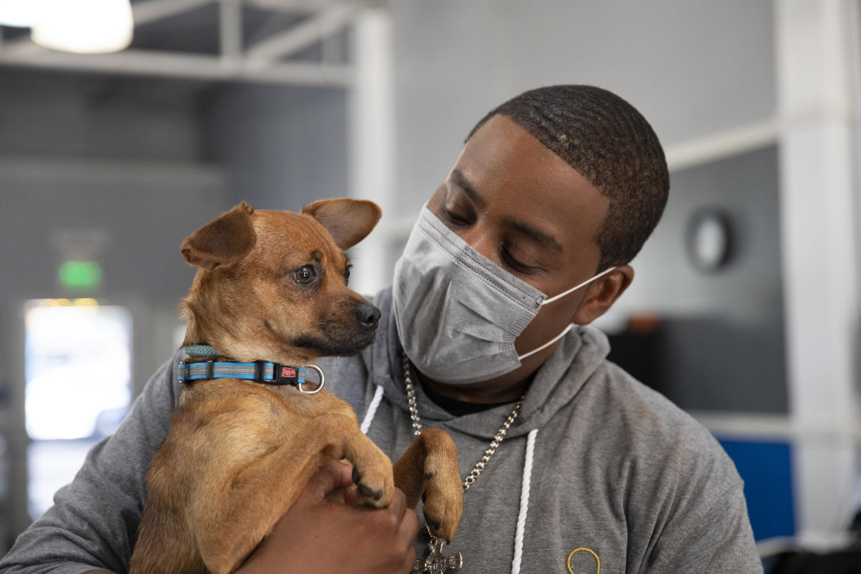 Kenan Thompson holds an adoptable dog. (Courtesy of Banfield Pet Hospital)