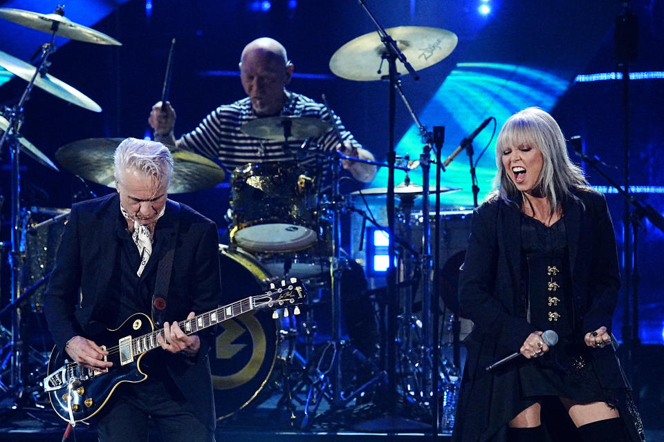 LOS ANGELES, CALIFORNIA - NOVEMBER 05: (L-R) Neil Giraldo and Pat Benatar perform on stage during the 37th Annual Rock & Roll Hall Of Fame Induction Ceremony at Microsoft Theater on November 05, 2022 in Los Angeles, California. (Photo by Jeff Kravitz/FilmMagic)