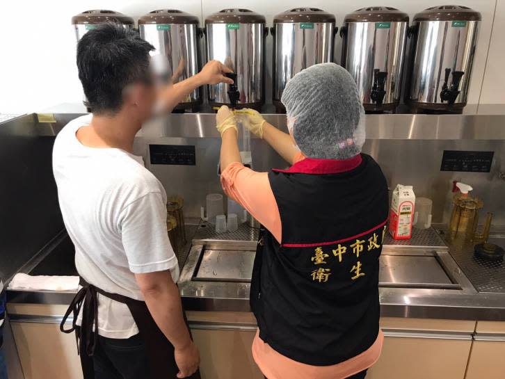 台中市衛生局主動出擊，抽驗市售飲品，有二件不合格（圖／台中市衛生局提供）