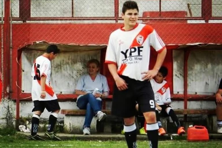 Julián Álvarez era goleador del Club Calchín, que tiene la misma camiseta de River