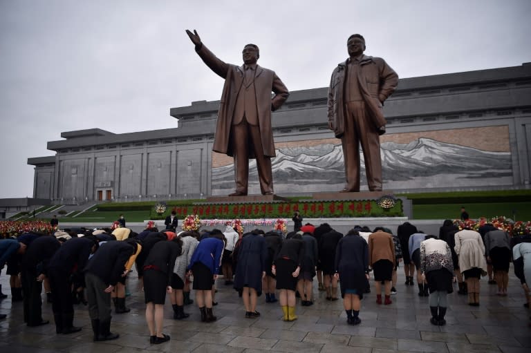 Unos norcoreanos se inclinan ante las estatuas de sus fallecidos líderes Kim Il Sung y Kim Jong Il en la colina Mansu de Pyongyang el 15 de abril de 2024, al cumplirse el 112º aniversario del nacimiento del primero de ellos (Kim Won Jin)