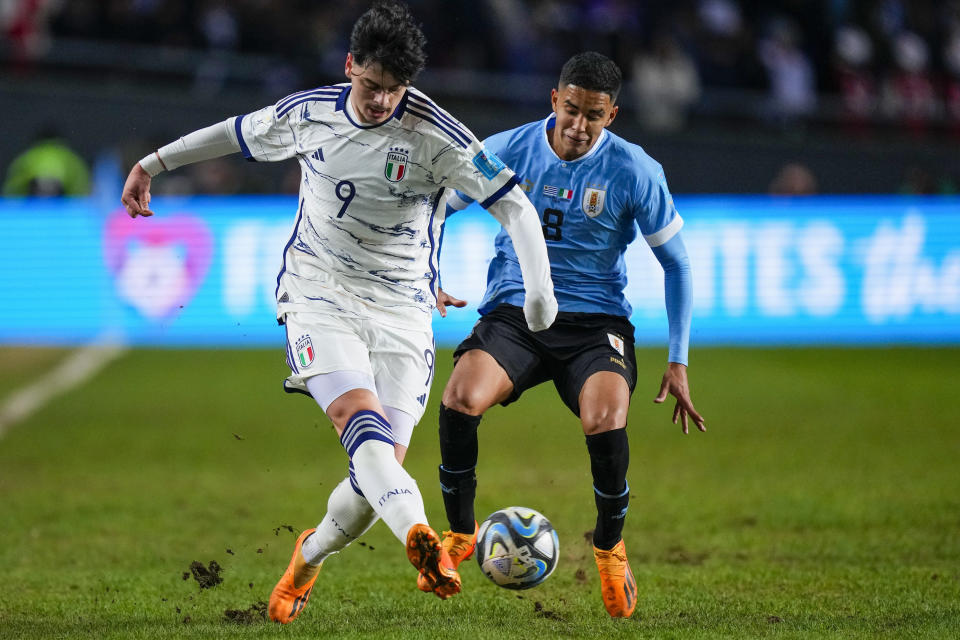 Giuseppe Ambrosino de Italia, izquierda, y Rodrigo Chagas de Uruguay disputan la pelota durante la final del Mundial Sub20 en el estadio Diego Maradona de La Plata, Argentina, domingo 11 junio, 2023. (AP Foto/Natacha Pisarenko)