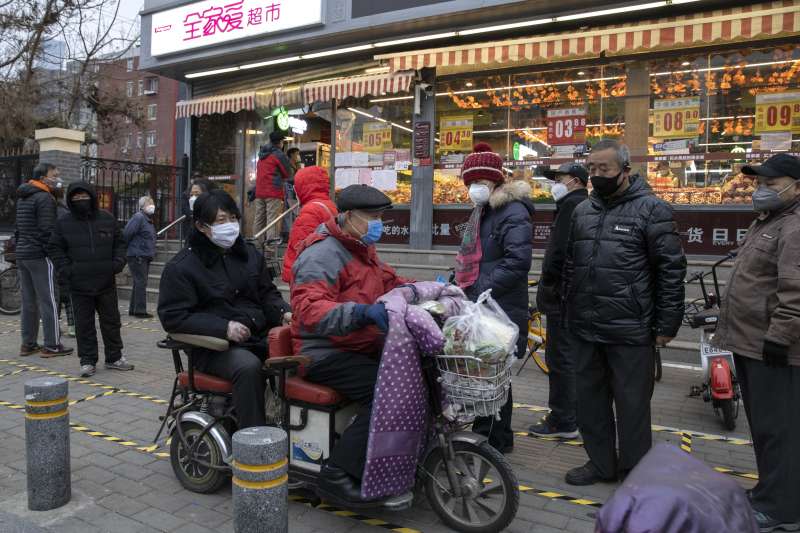 中國武漢肺炎（新冠肺炎）疫情持續延燒，北京市民上街採買時皆戴上口罩（AP）