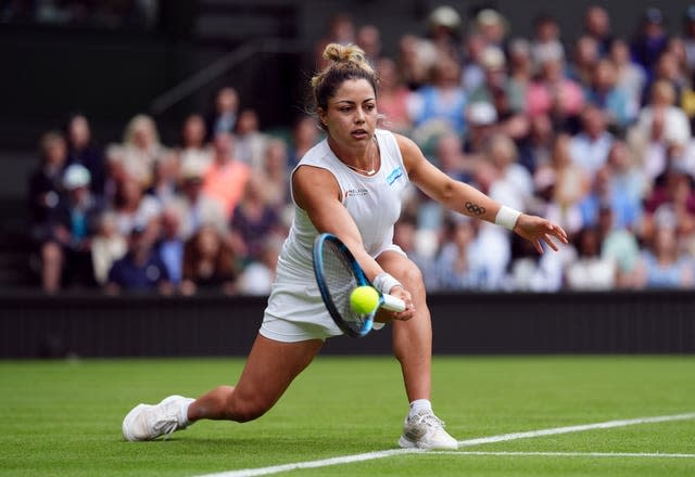 Renata Zarazua bends one leg to hit a sliced forehand