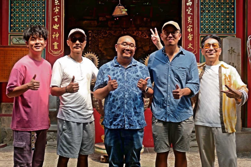 影集《你好，我是接體員》主創團隊出席開鏡拜拜，左起胡瑋杰、導演林立書、原著作者大師兄、導演鄒奕笙、高捷。（圖／草舍文化提供）