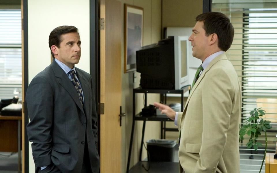 <p>Andy Bernard (Ed Helms, rechts) entstammt einer wohlhabenden Unternehmer-Familie und will eigentlich nichts anderes, als seinen Vater stolz zu machen. Es gelingt nicht - und das, obwohl der herzensgute Vertriebler mit Aggressionsproblem zwischenzeitlich sogar zum Manager bei Dunder Mifflin aufsteigt. (Bild: Turbine Medien)</p> 