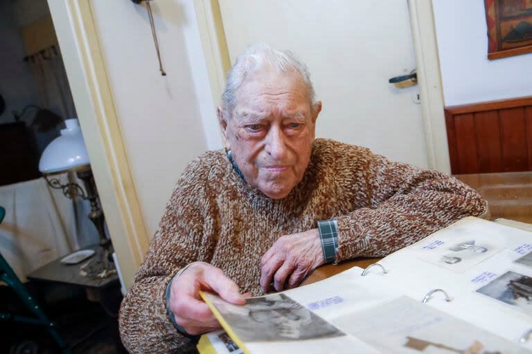 Stanley Coogan y su álbum de recuerdos, durante el encuentro con LA NACION en su casa de Lomas de Zamora