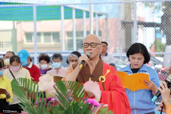 南投縣鎮國寺廣心上人為籽公園風雨球場及四月三日地震受難國人祈福。(記者劉春生攝)