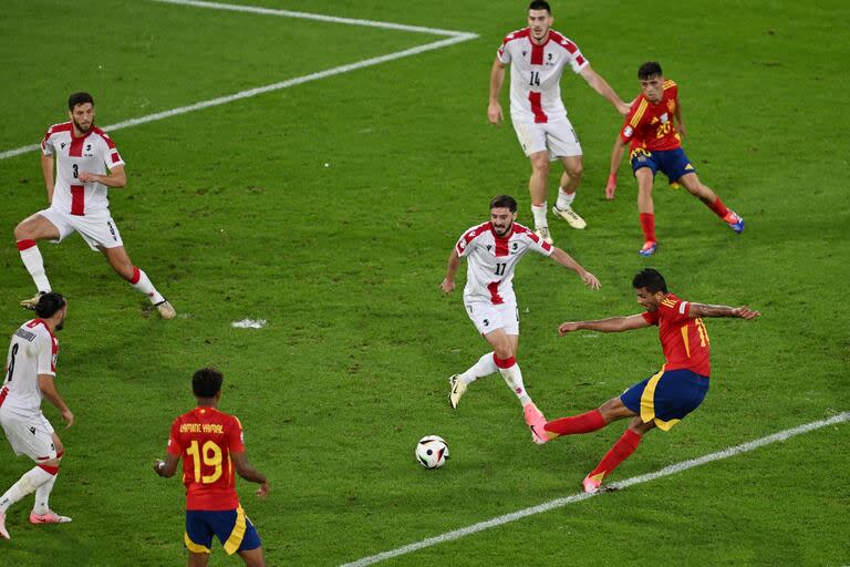 Rodri puso el empate a pocos minutos del final de la primera etapa