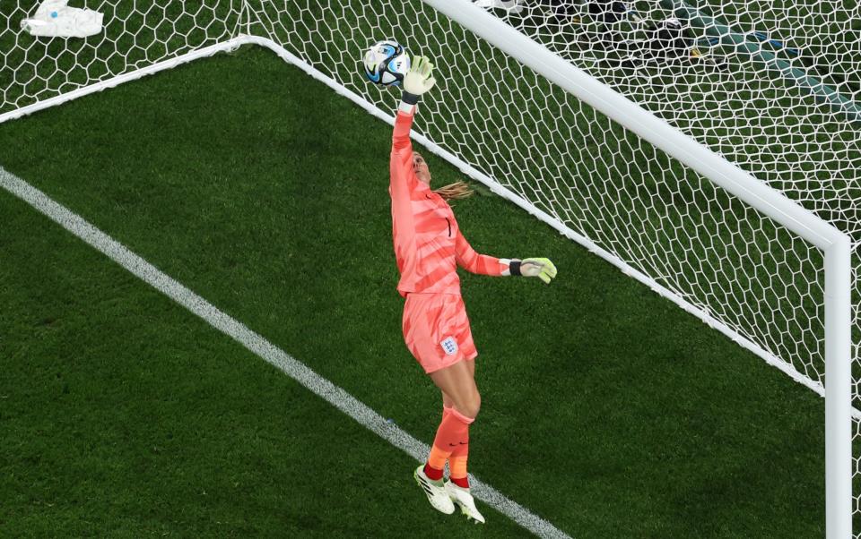 Mary Earps of England dives in vain as Leicy Santos