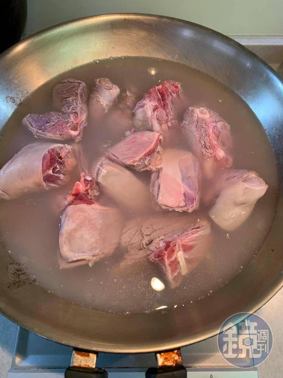 汆燙羊肉。